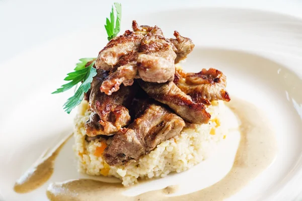 Carne grelhada saborosa servida com painço — Fotografia de Stock