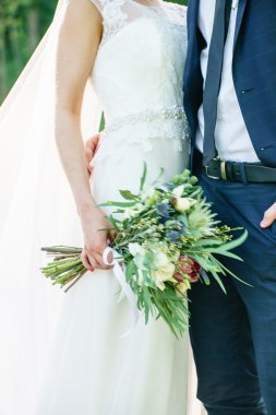 damat ve Gelin çiçek tutan