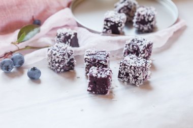 ev yapımı yaban mersini jelatin tatlı