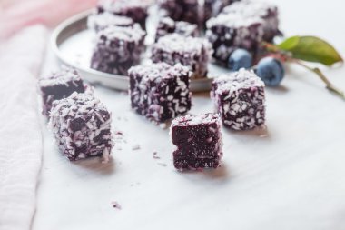 ev yapımı yaban mersini jelatin tatlı