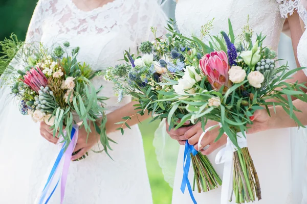 Sposa e amici in possesso di fiori — Foto Stock
