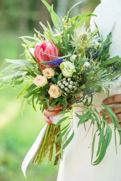 Bruden och tärnorna hålla blommor — Stockfoto
