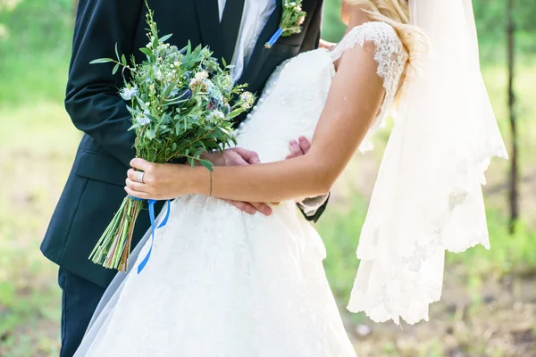 Sposo e sposa con fiori in mano — Foto Stock