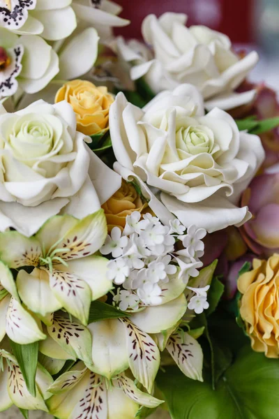 Zuckerblumen auf der Hochzeitstorte — Stockfoto