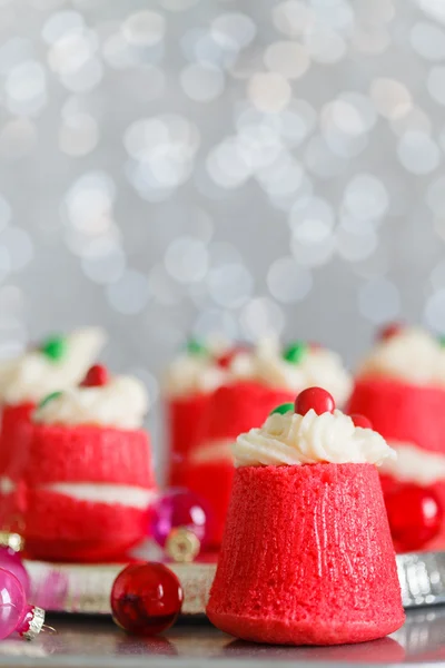 Weihnachtskuchen aus rotem Samt — Stockfoto