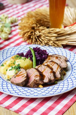 Kızarmış biftek ve patates.