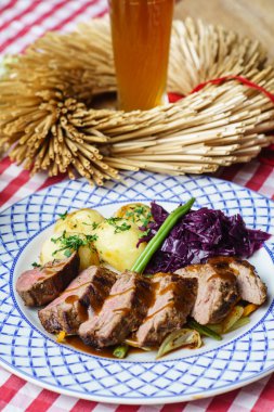 Kızarmış biftek ve patates.