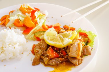 Kızarmış tavuk ve pilav