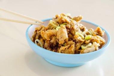 Kızarmış tempura tavuk yemek çubukları ile