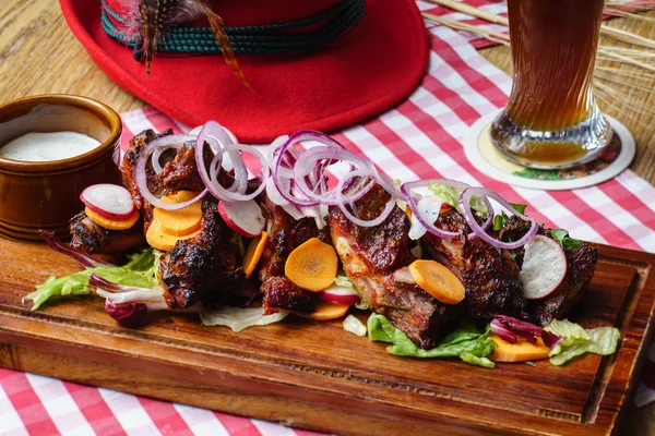 Grilled ribs with vegetables — Stock Photo, Image