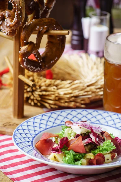 Salade au jambon dans une assiette — Photo