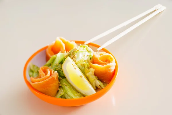 Lachssalat in Schüssel mit Stäbchen — Stockfoto