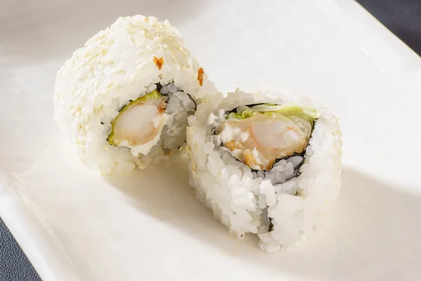 Leckere Sushi-Brötchen — Stockfoto