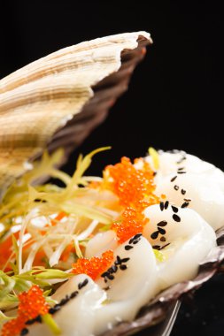 kabuk üzerinde sunulan tarak