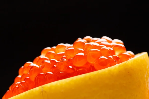 Caviar rojo con limón — Foto de Stock