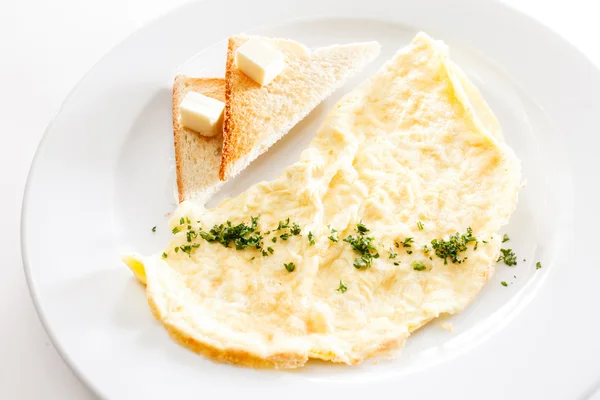 Omelette mit Toast auf Teller — Stockfoto