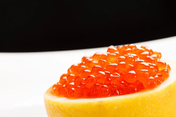 Red caviar with lemon — Stock Photo, Image