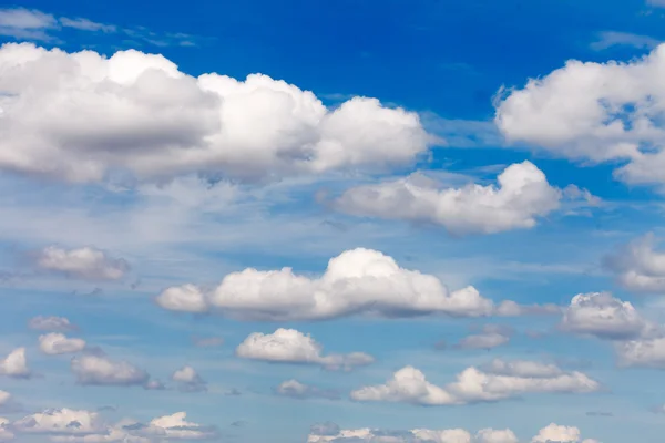 구름이 있는 푸른 하늘 — 스톡 사진