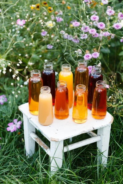 Diferentes garrafas de suco — Fotografia de Stock