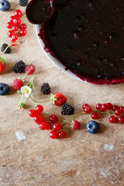 Voorbereiding van bessen jam — Stockfoto