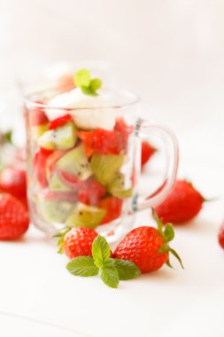 plaka üzerinde meyve salatası