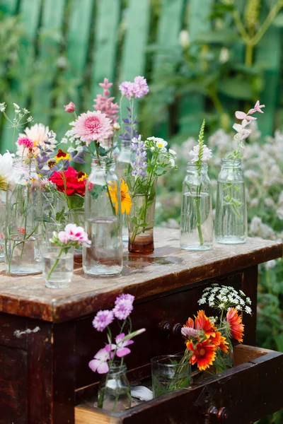 Malé květy v lahvích — Stock fotografie