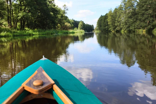 Kajak na malé řece — Stock fotografie