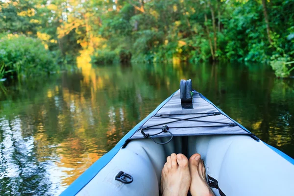 Kajak auf kleinem Fluss — Stockfoto