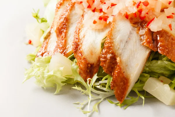 Salat mit geräuchertem Aal auf Teller — Stockfoto
