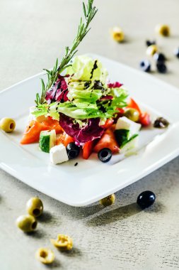 Beyaz peynirli Yunan salatası.