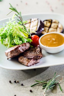 biftek sebze ve sos ile