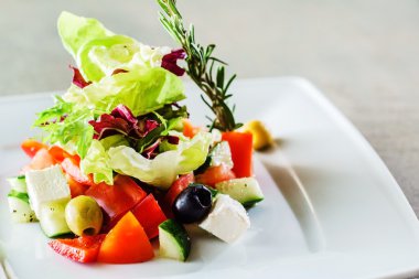 Beyaz peynirli Yunan salatası.