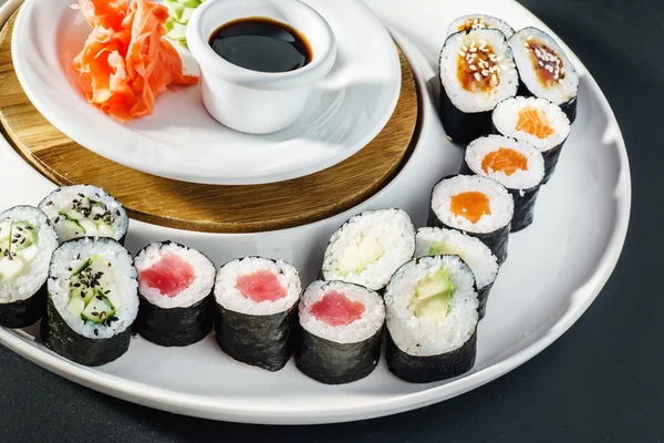 Zestaw rolek sushi smaczne — Zdjęcie stockowe