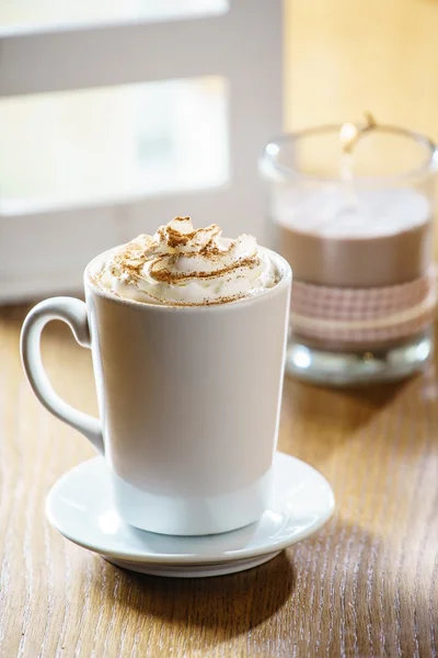 Varm choklad med vispad grädde — Stockfoto