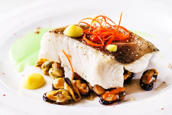 Filete de pescado asado con mejillones —  Fotos de Stock