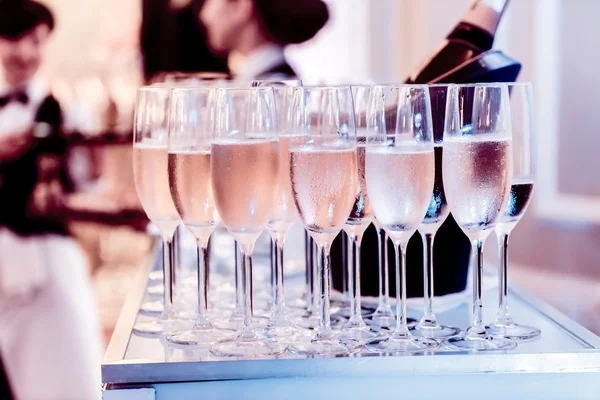 Masada bir kadeh şampanya. — Stok fotoğraf