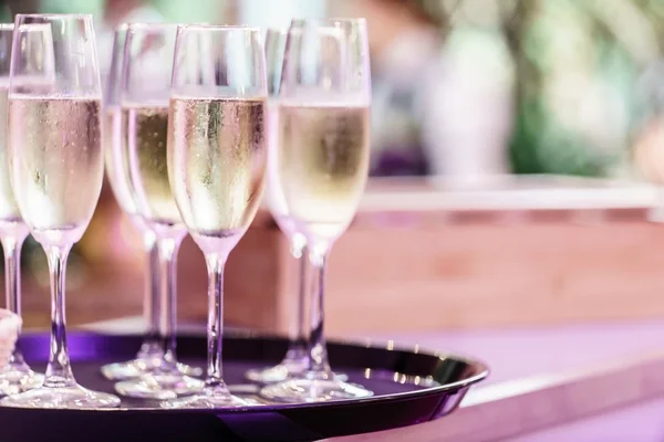 Окуляри шампанського на столі — стокове фото