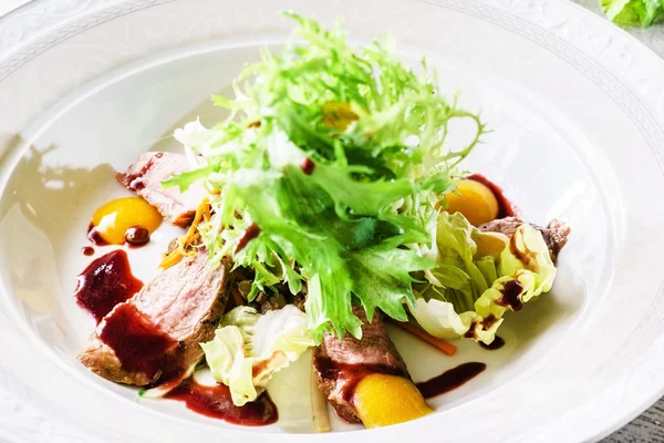 Salat mit Rindfleisch und Eiern — Stockfoto