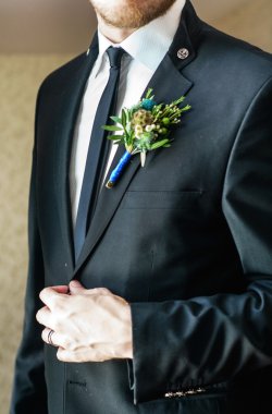 Çiçek yaka çiçeği ile zarif damat