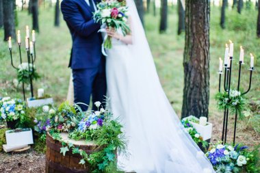 Damat ve gelin el ele tutuşuyorlar