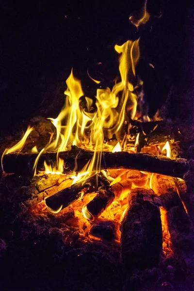 Queimando fogo na noite — Fotografia de Stock