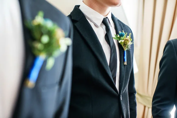 Elegante bruidegom met bloemen Corsages — Stockfoto