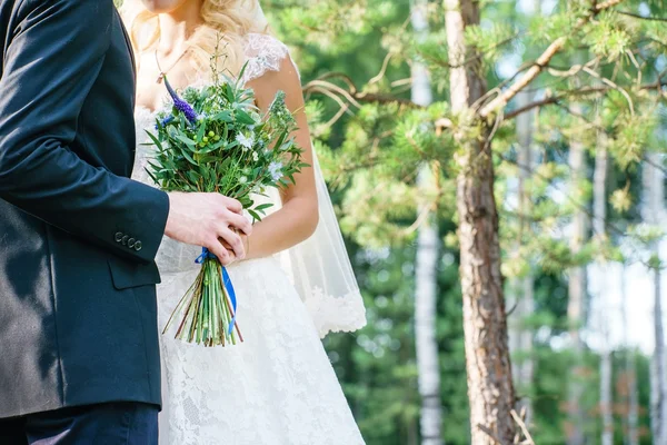 Brudgummen med bruden med blommor — Stockfoto