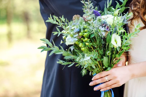 Vőlegény és menyasszony kéz a kézben — Stock Fotó