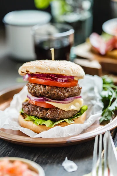 Sığır eti lezzetli burger — Stok fotoğraf