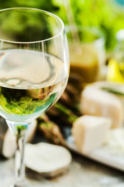 Verre à vin avec plaque de fromage — Photo