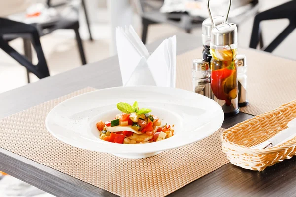 Salada saborosa com legumes — Fotografia de Stock