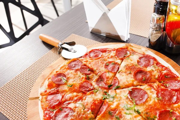 Pizza saporita con mozzarella — Foto Stock