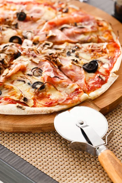 Pizza saborosa com mussarela — Fotografia de Stock