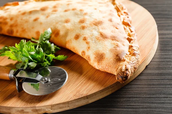 Calzone pizza met mes — Stockfoto